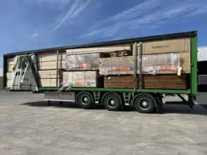 Trailer met hout Timersma